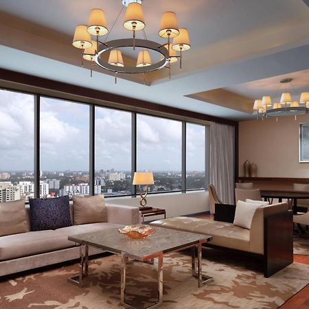 Kochi Marriott Hotel Екстер'єр фото A living room in a suite at the hotel