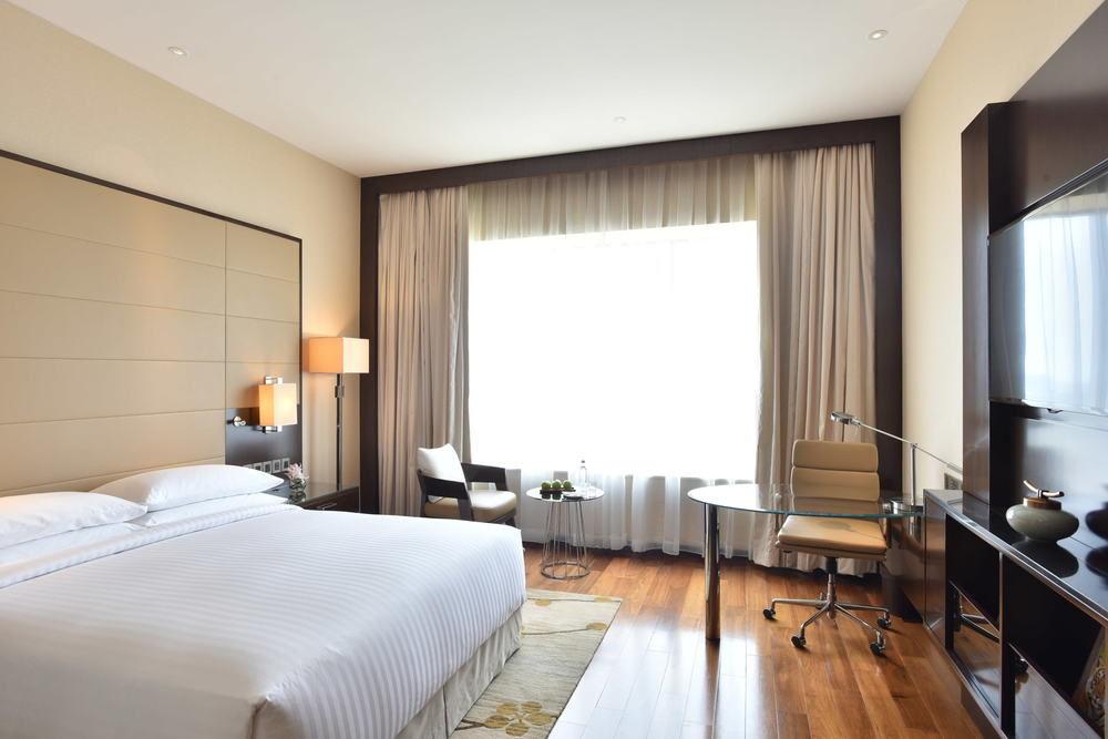 Kochi Marriott Hotel Екстер'єр фото A room at the hotel