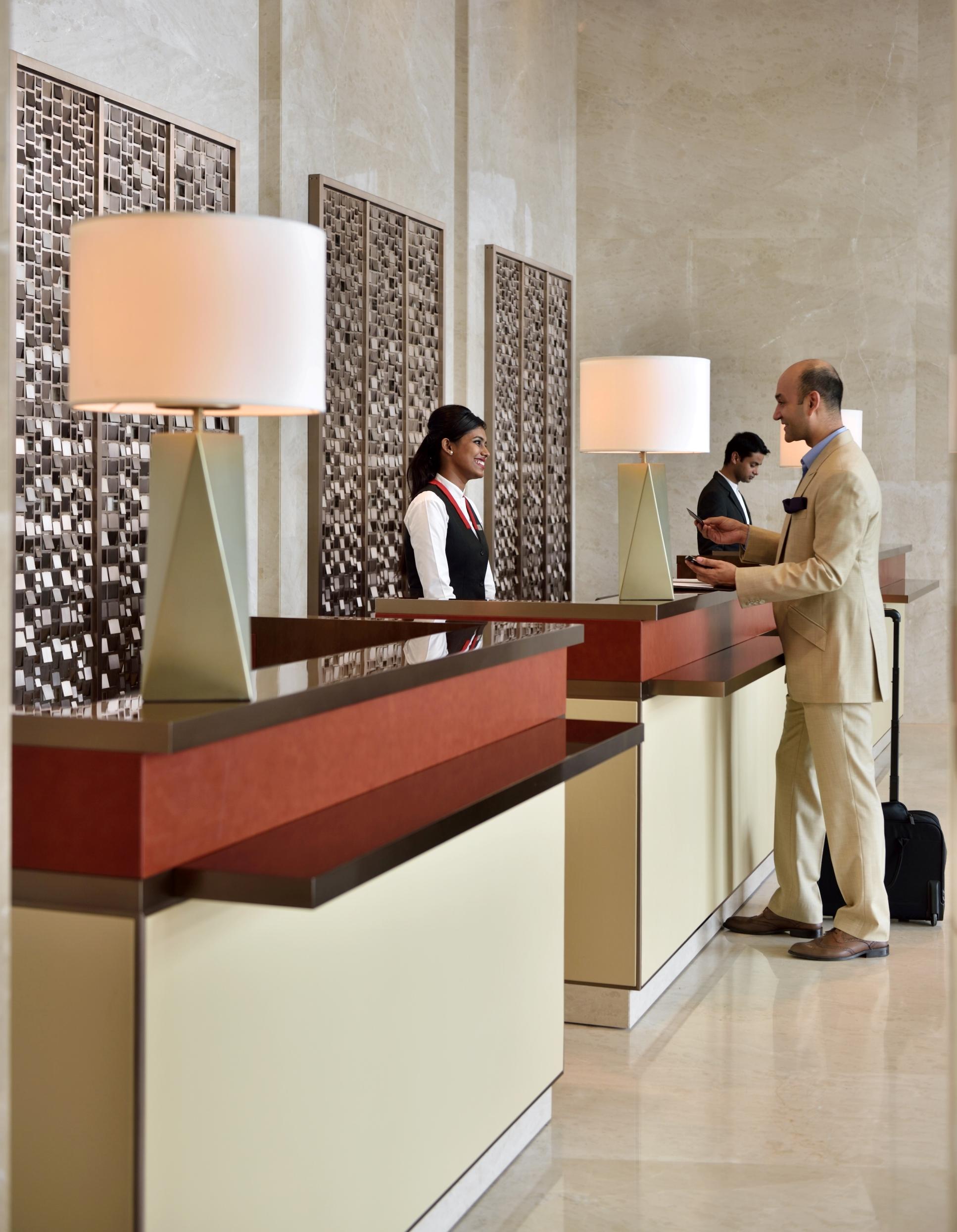 Kochi Marriott Hotel Екстер'єр фото A hotel receptionist