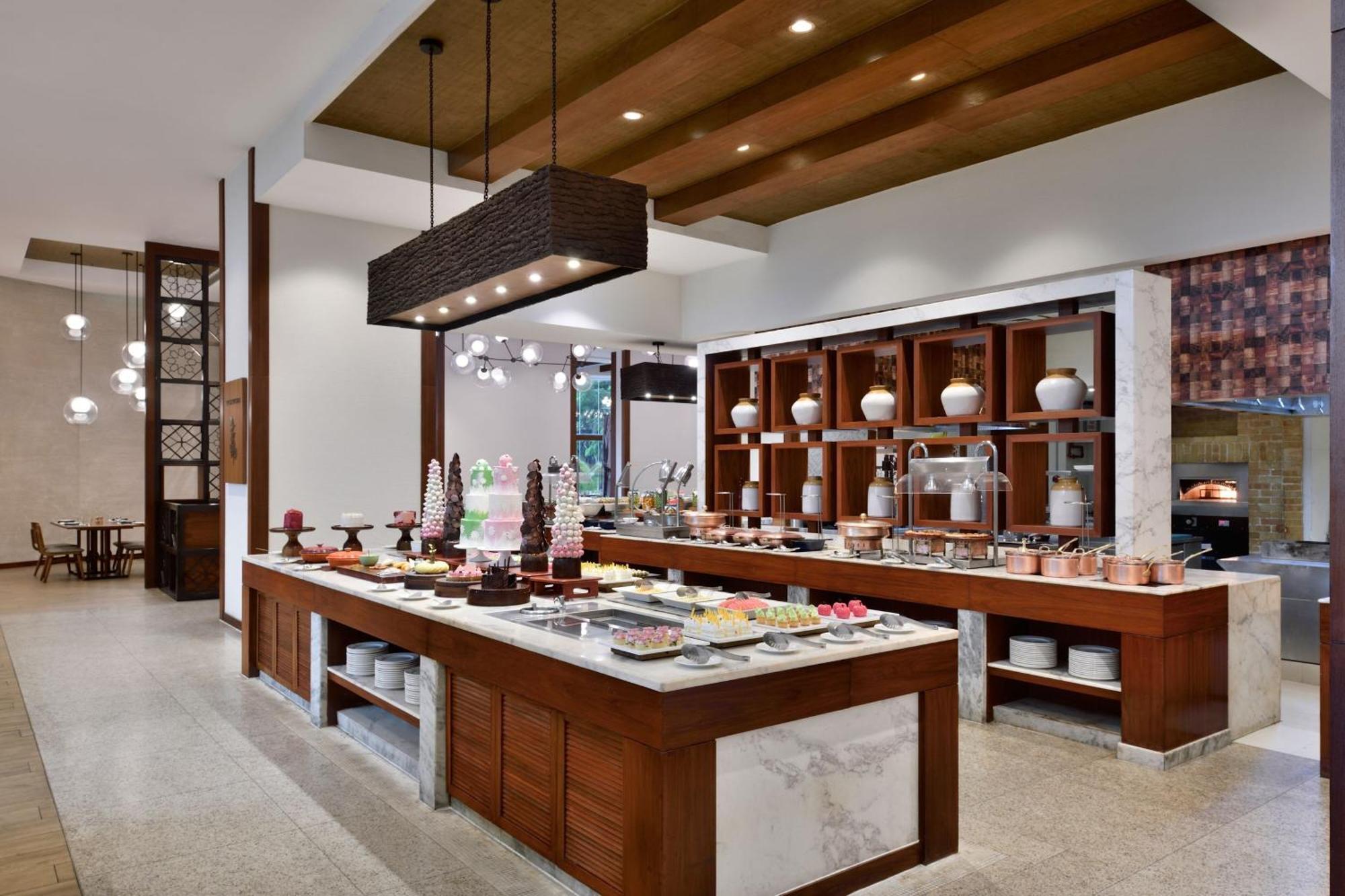 Kochi Marriott Hotel Екстер'єр фото The buffet at the hotel