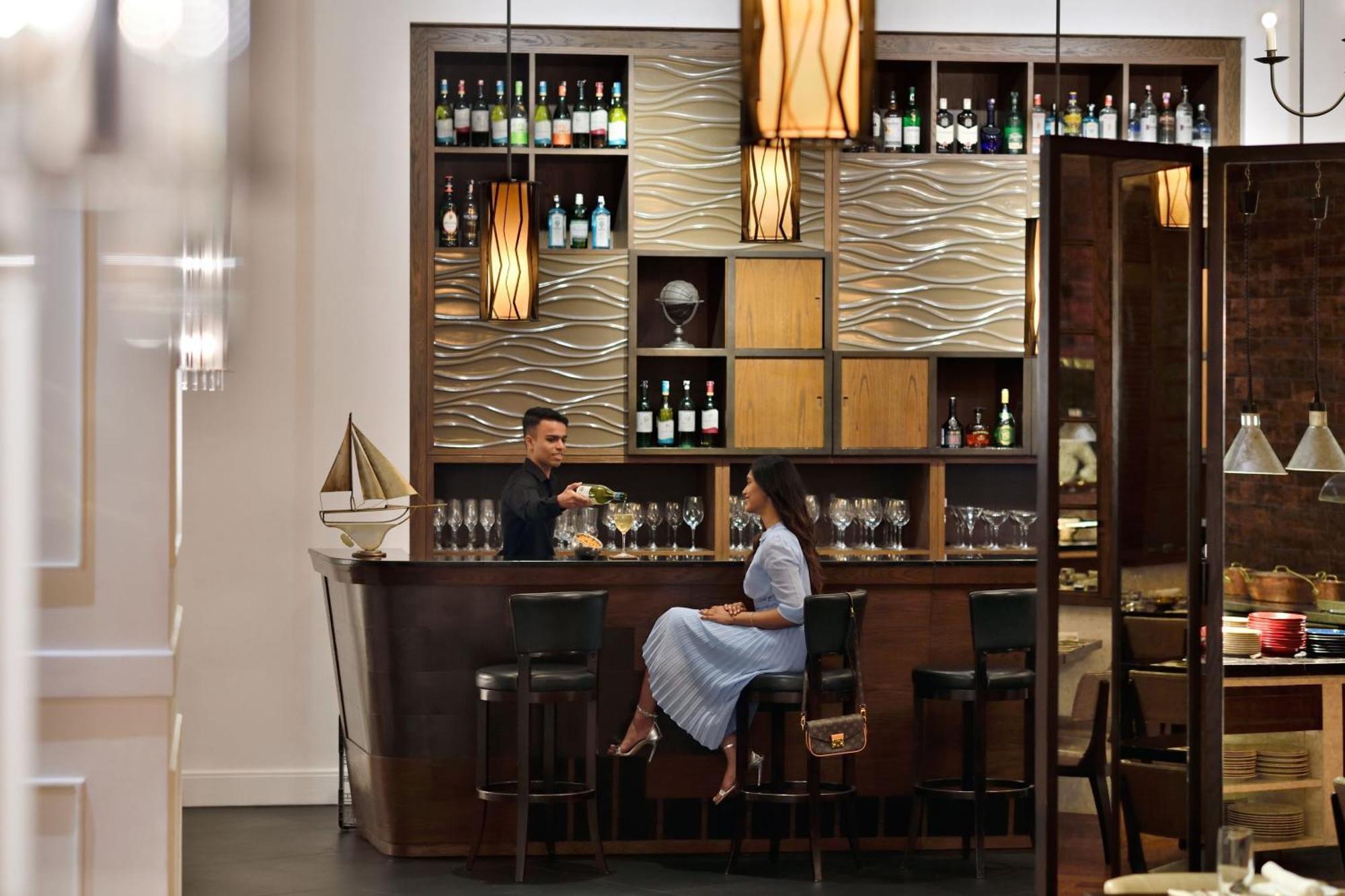 Kochi Marriott Hotel Екстер'єр фото The bar at the restaurant