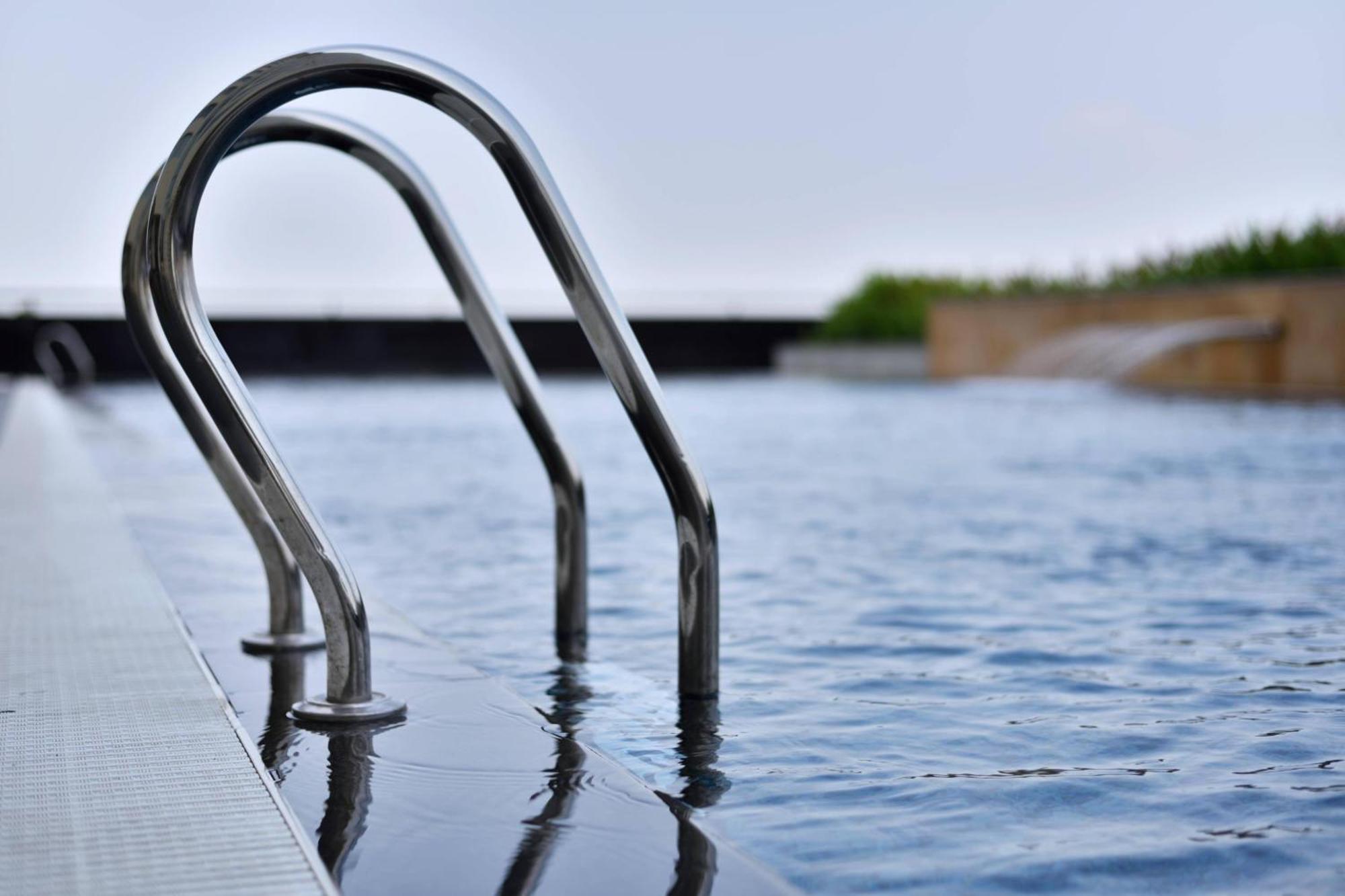 Kochi Marriott Hotel Екстер'єр фото Stainless steel pool ladder
