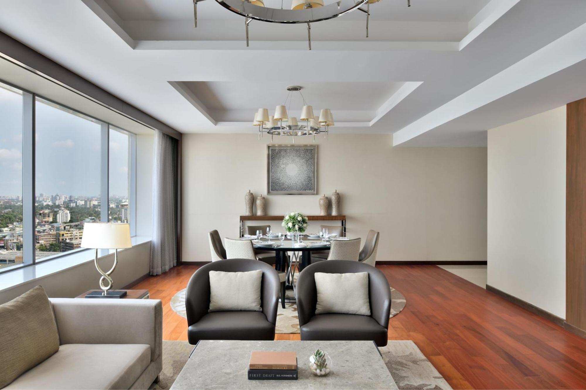 Kochi Marriott Hotel Екстер'єр фото A living room in a typical apartment
