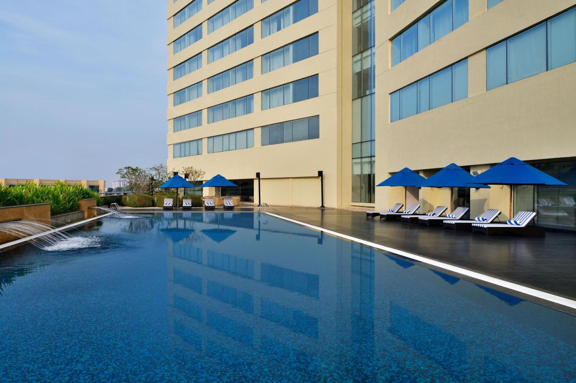 Kochi Marriott Hotel Екстер'єр фото The pool at the hotel