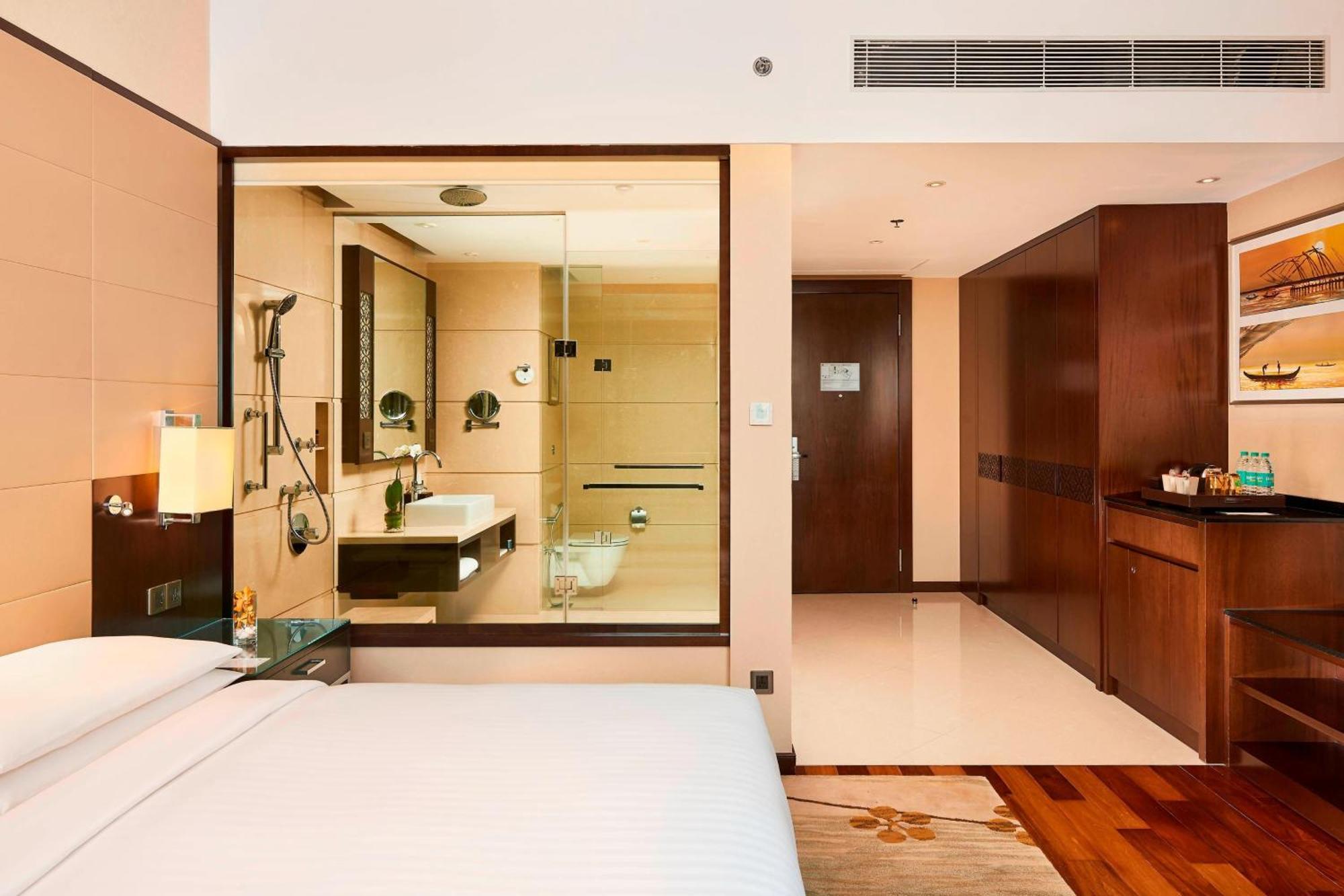Kochi Marriott Hotel Екстер'єр фото A room at the hotel
