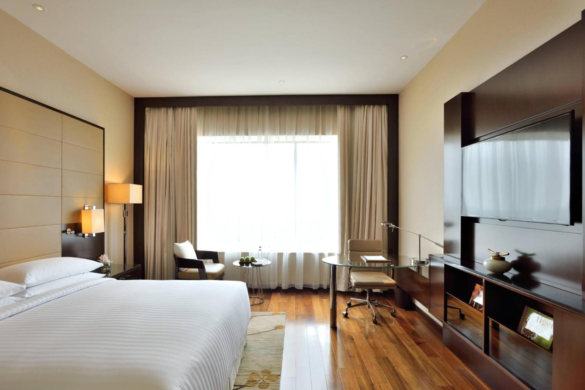 Kochi Marriott Hotel Екстер'єр фото A room at the Taj Bengal
