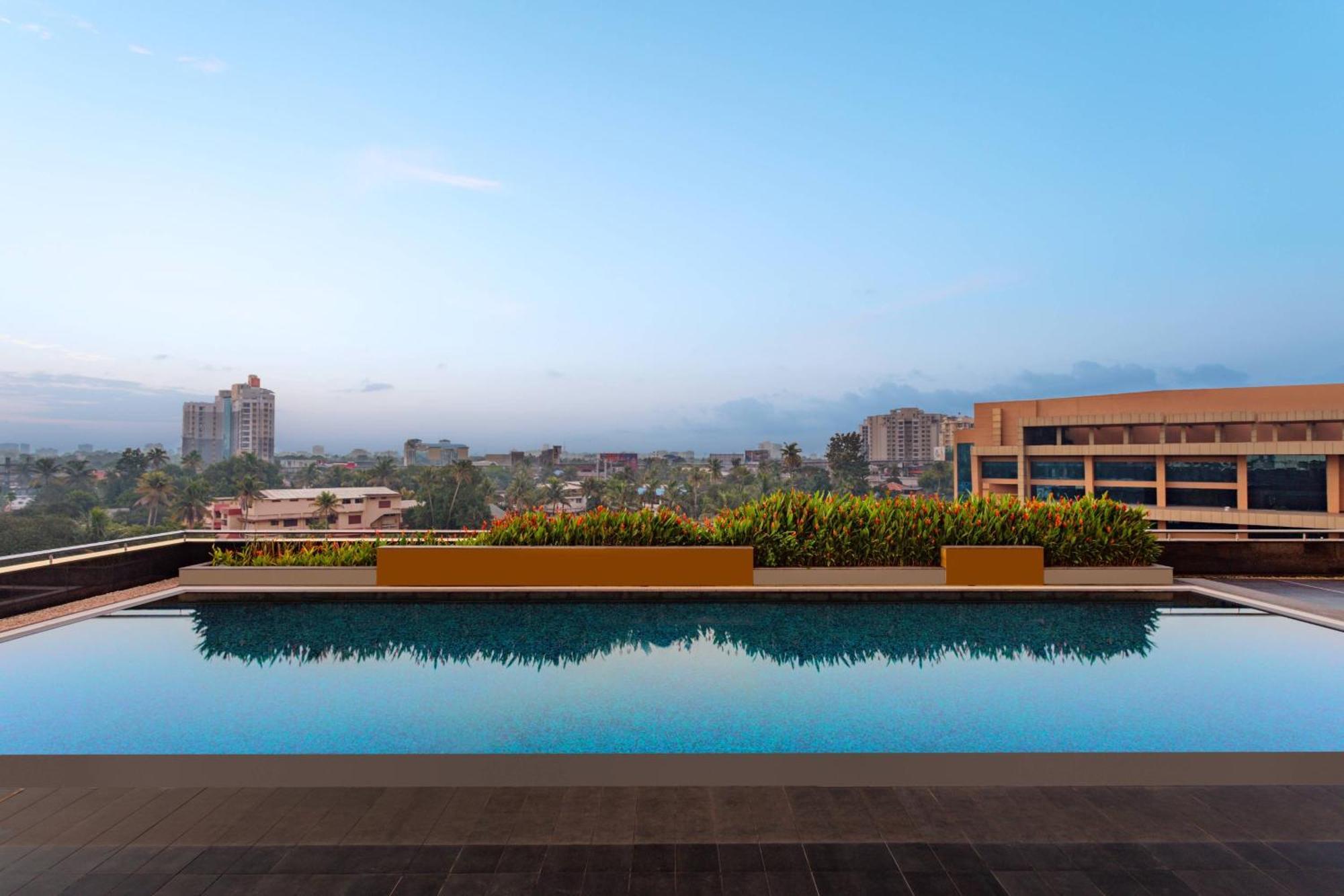 Kochi Marriott Hotel Екстер'єр фото The pool at the Westin