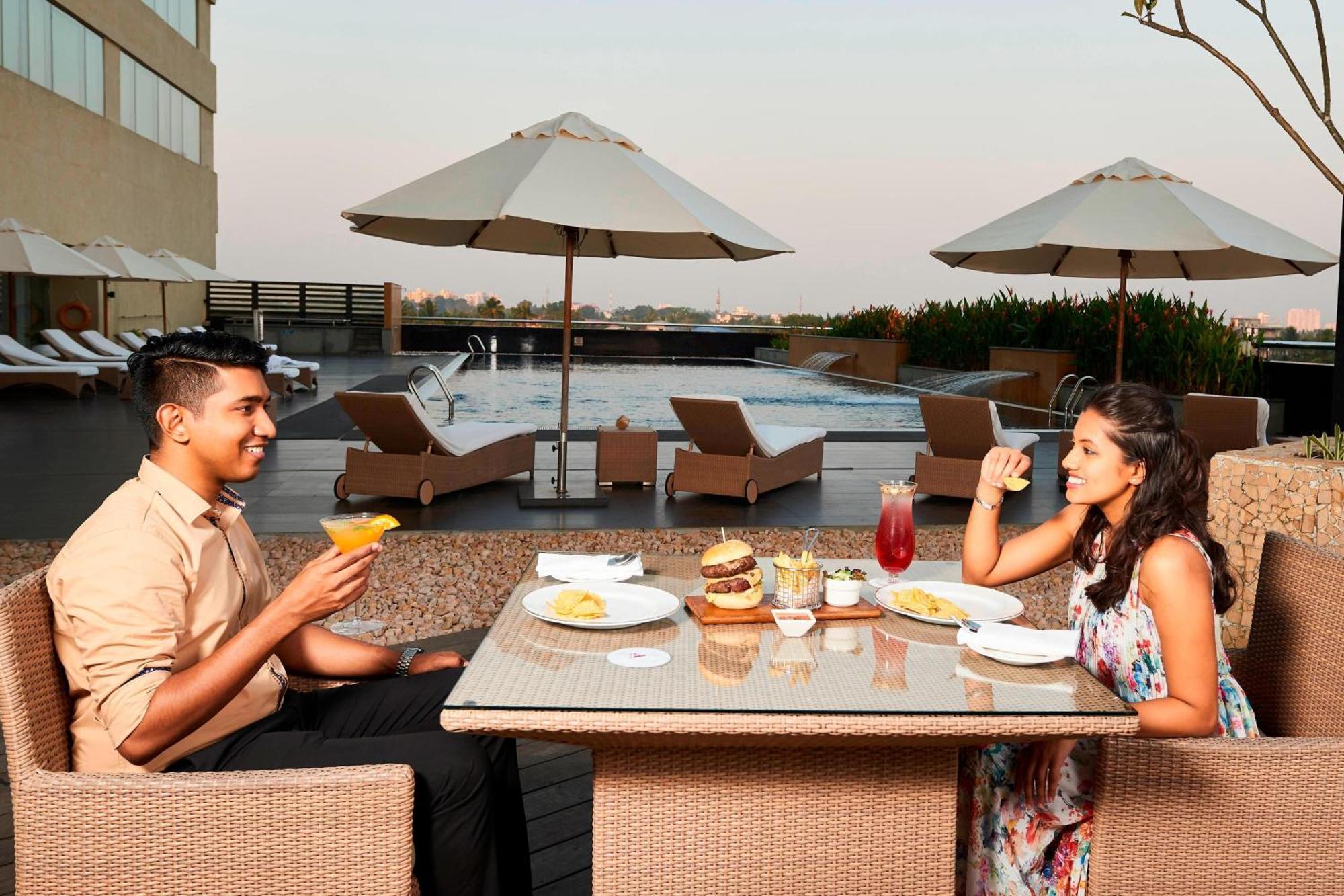 Kochi Marriott Hotel Екстер'єр фото Rooftop pool at the hotel