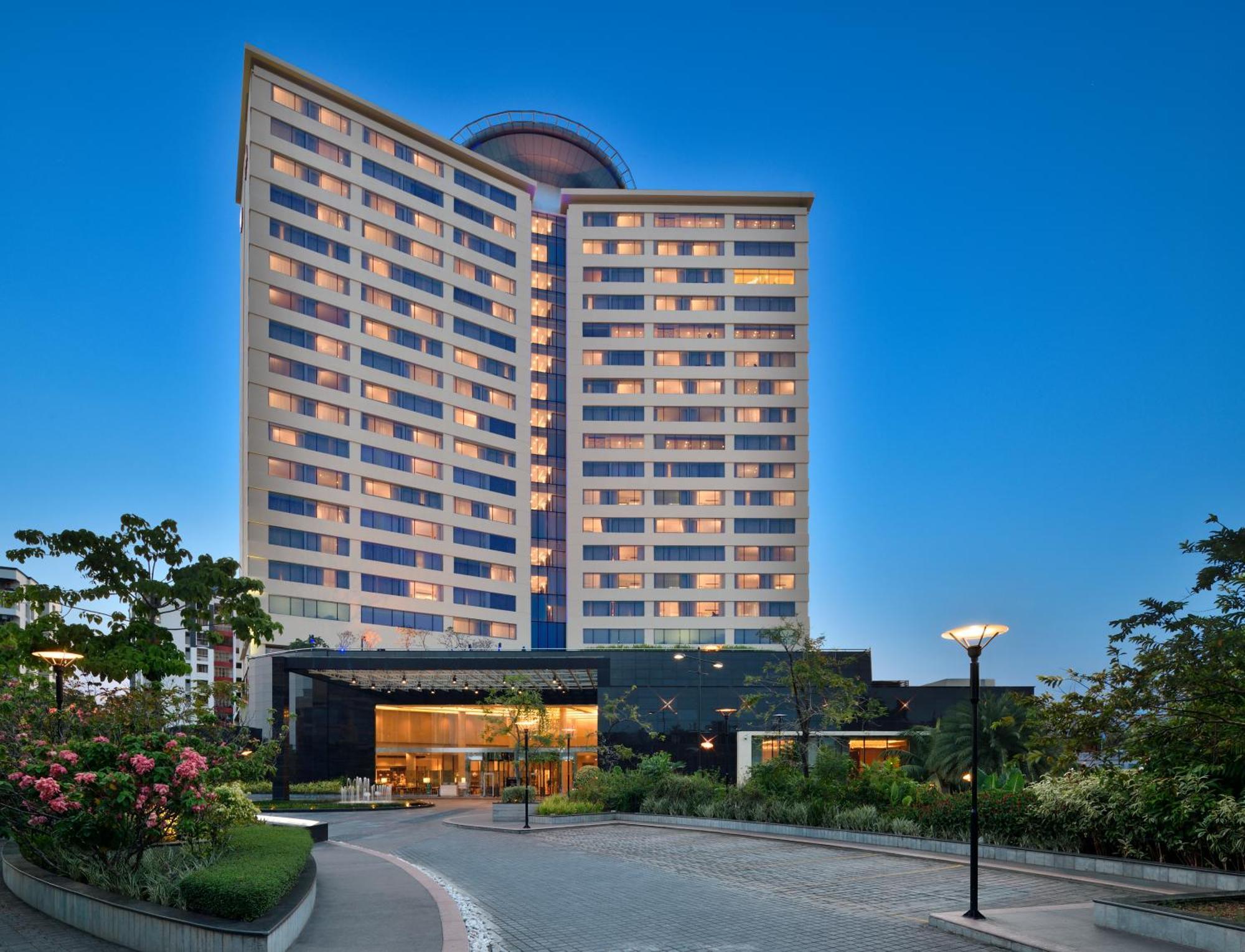 Kochi Marriott Hotel Екстер'єр фото The hotel in 2016