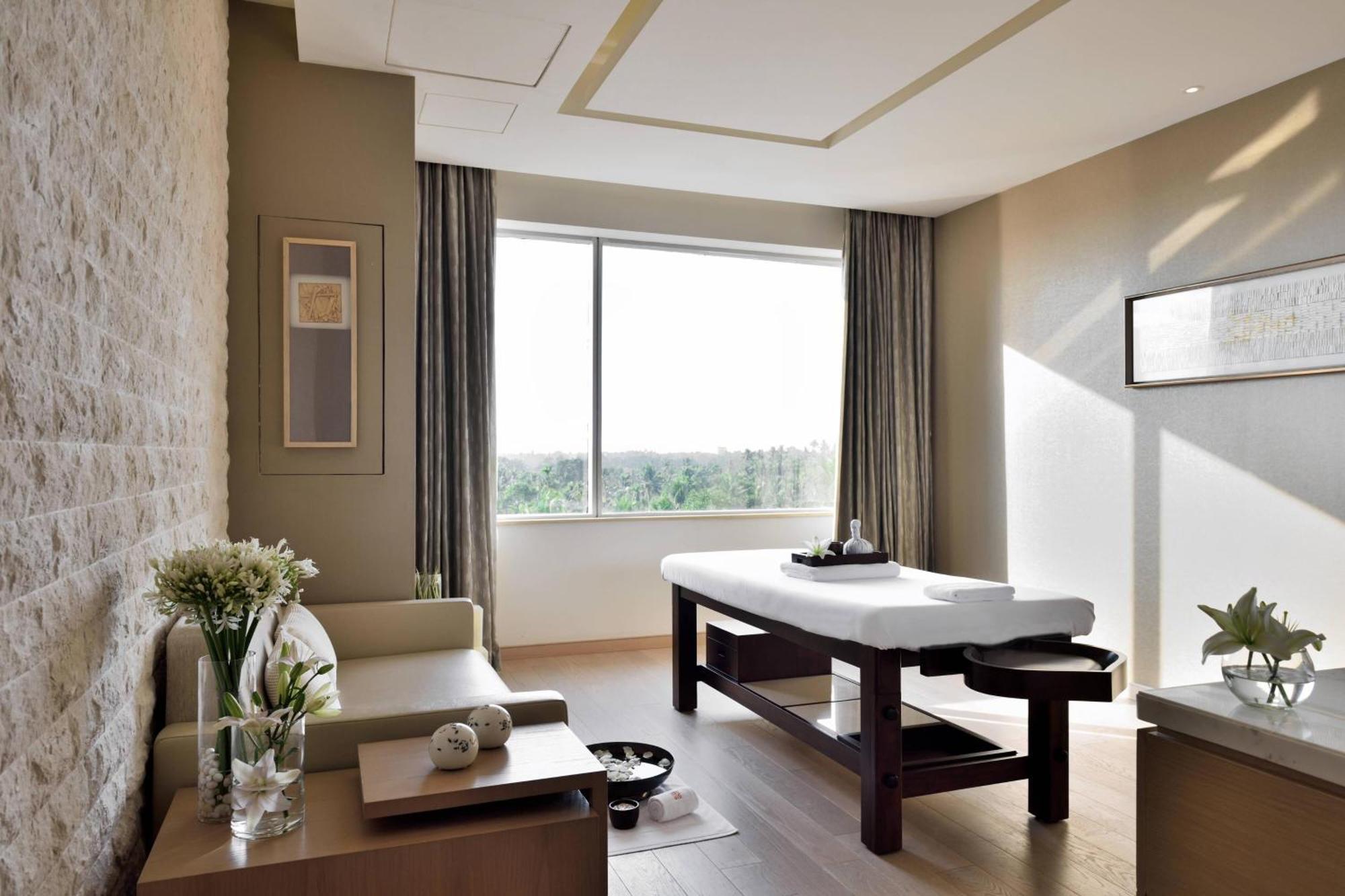 Kochi Marriott Hotel Екстер'єр фото A massage table in a spa