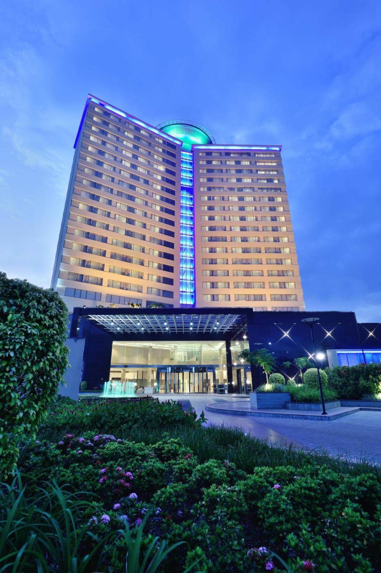 Kochi Marriott Hotel Екстер'єр фото The hotel in 2016